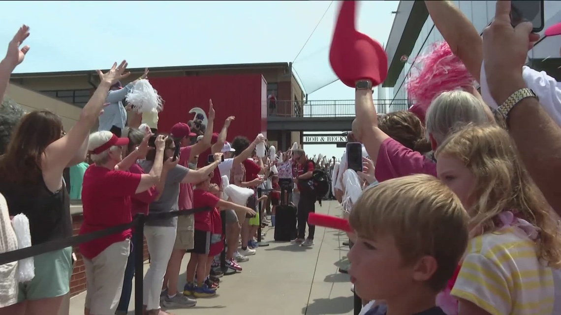 Sad Razorback Fans Razorback fans sendoff baseball team ahead of College World Series ...