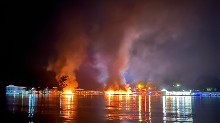 Multiple boats engulfed in overnight fire at Arkansas marina