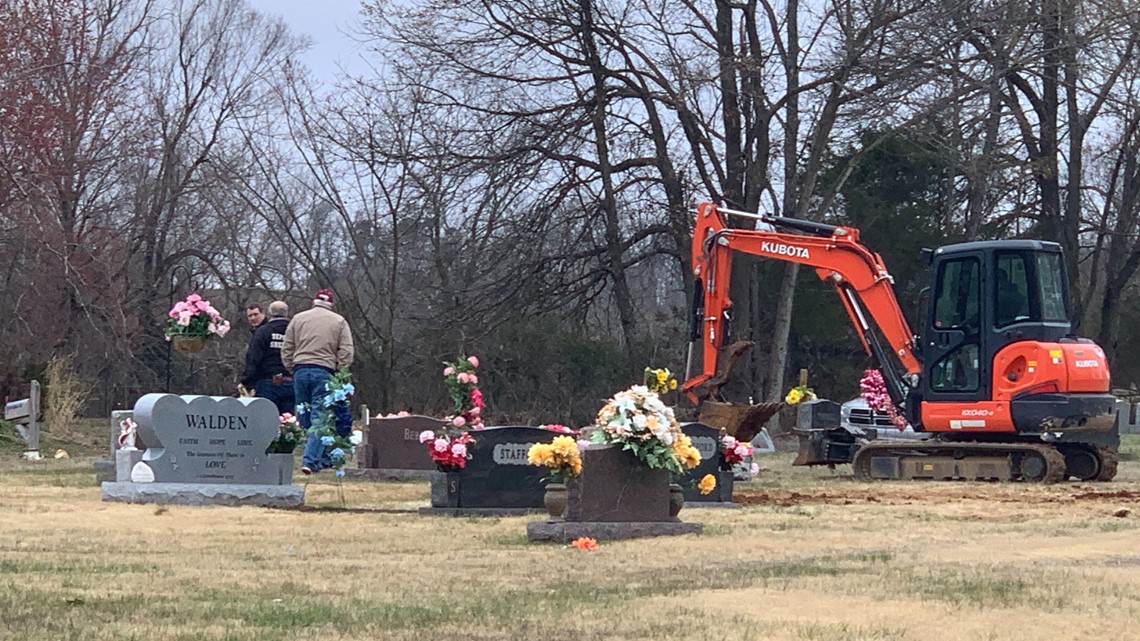 Officials exhume body of Arkansas man murdered in 1977
