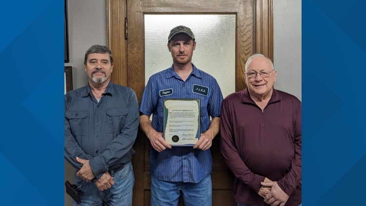 Arkansas volunteer firefighter saves person from sinking car