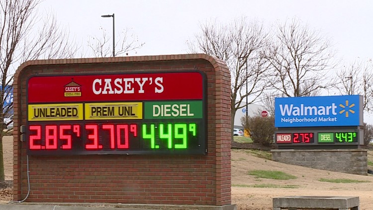 Gas prices continue to fall in Arkansas going into the holiday season