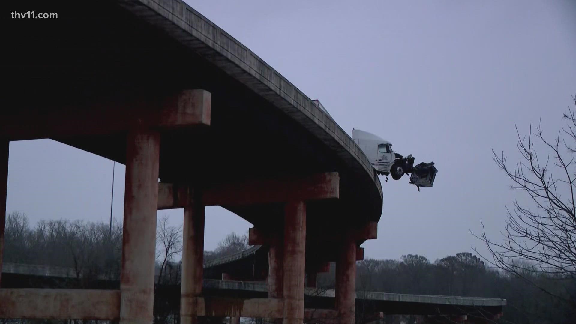 18wheeler 'jackknifed' on Arkansas interstate