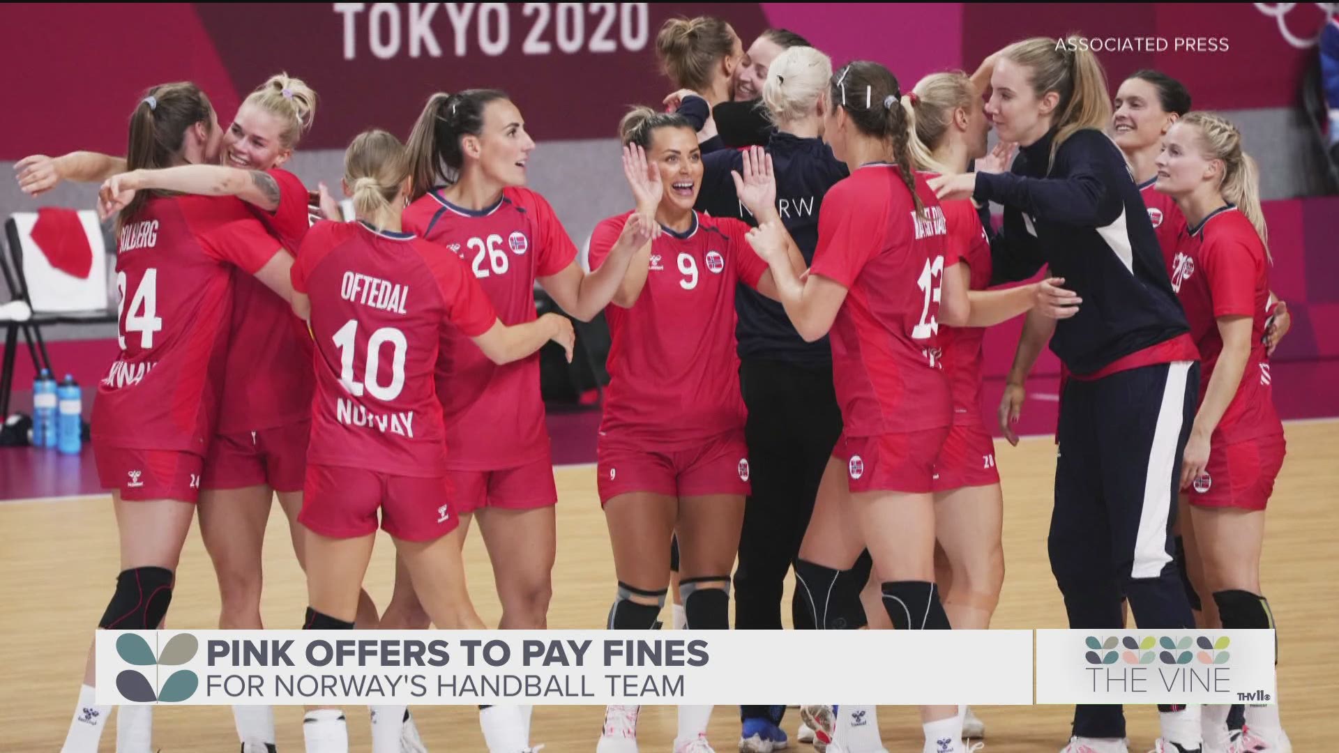 Singer Pink offered to pay the fines for the Norwegian women's beach handball team after they were fined for choosing to wear more modest competition outfits.