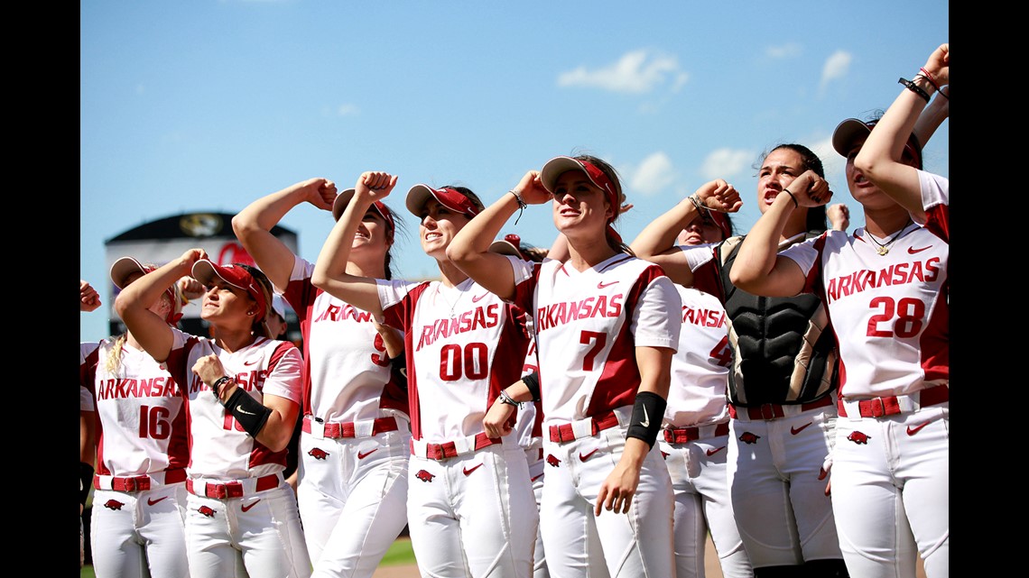 Razorback softball wins first SEC tournament game since 2001