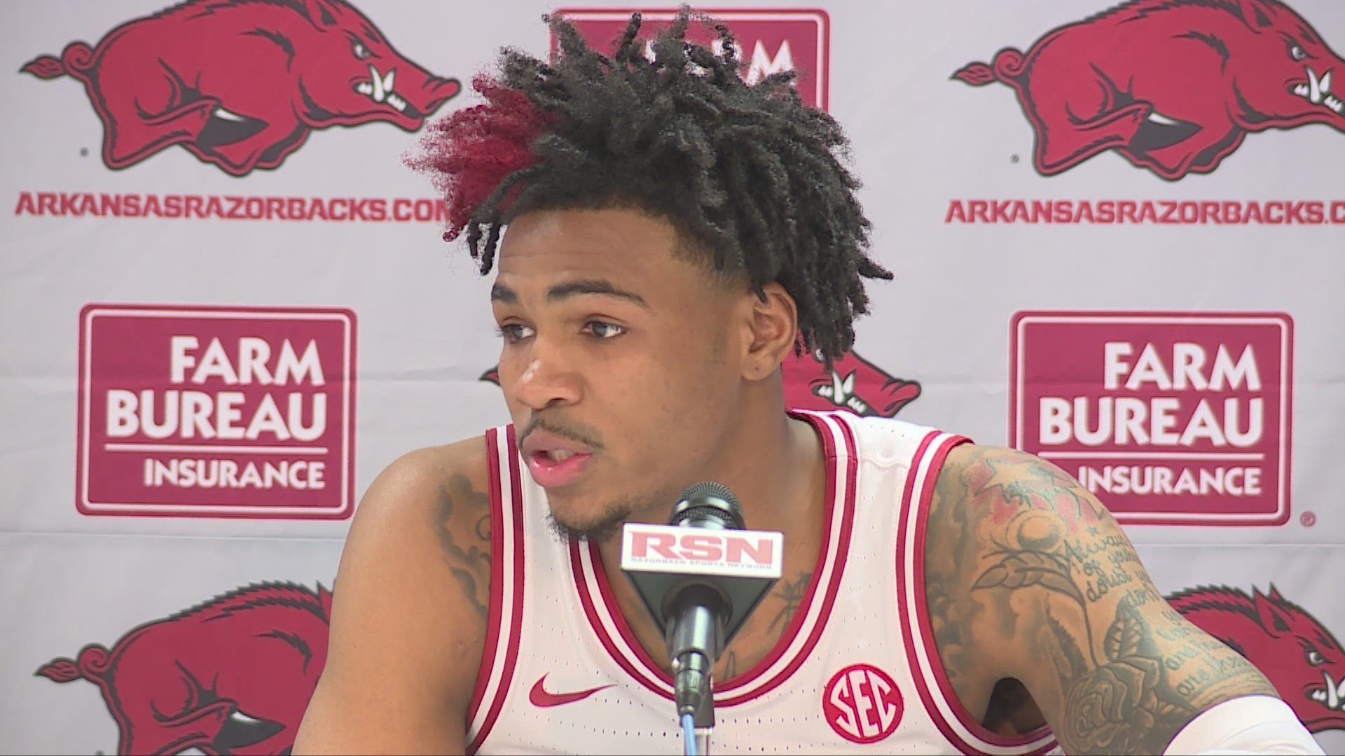 Sills scored 18 points off the bench as the Hogs snapped a two-game skid.