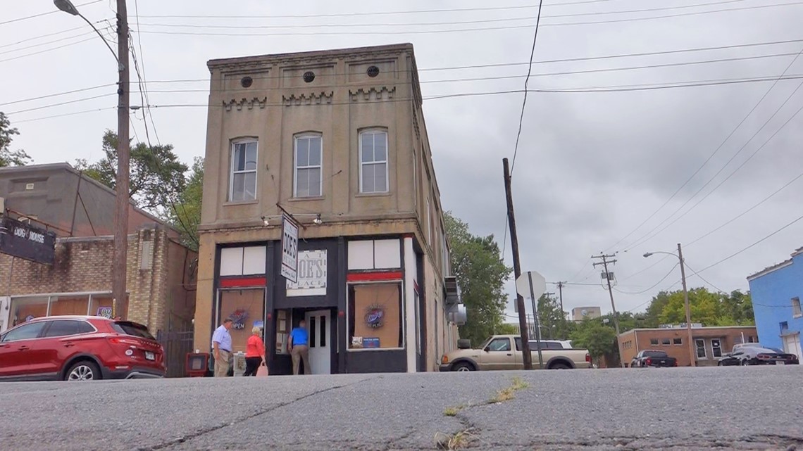 List What makes Little Rock's 'Doe's Eat Place' so unique?