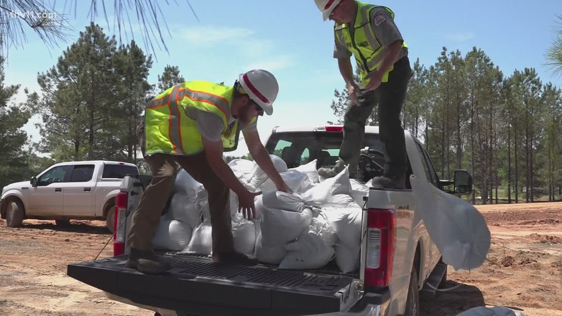 Crews reinforce levees along Arkansas River to prepare for floods - Vimarsana News