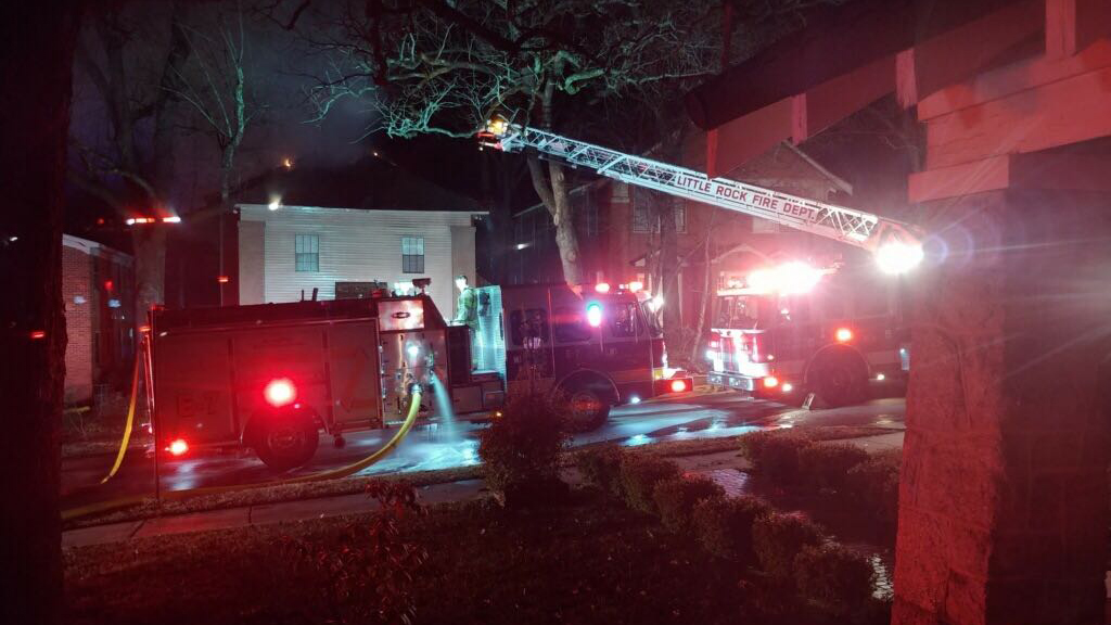 Little Rock apartment fire spreads to another apartment building, no