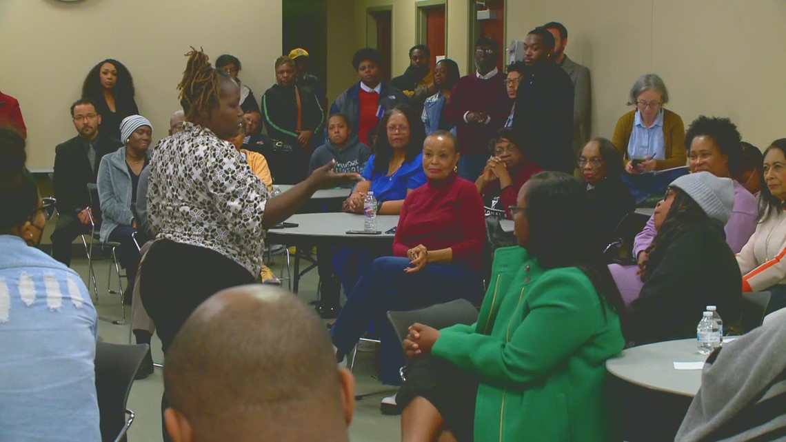 People in Little Rock discuss Parkview High School being moved - Vimarsana News