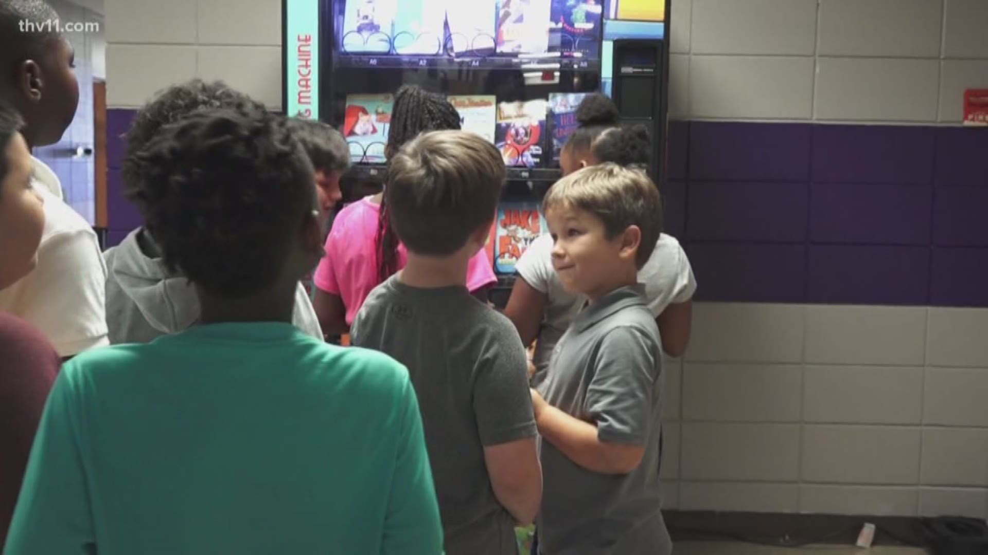 Instead of students picking which candy bar they want for a snack, one school is providing something much healthier for their brains... a book! The vending machine is a new, fun way to get kids to read and boost scores.