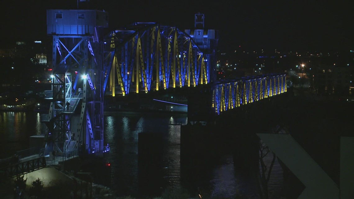 Who exactly lights up the Little Rock bridges at night | thv11.com