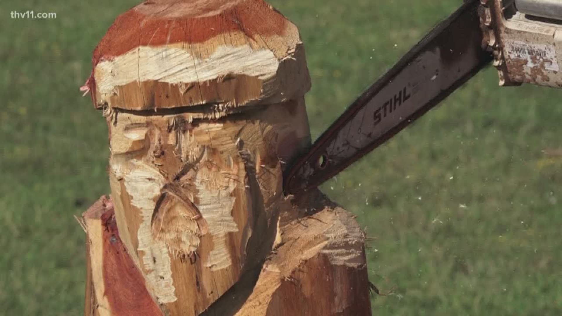 Lee Halbrook cuts designs into wood with a chainsaw. The designs are incredibly intricate.