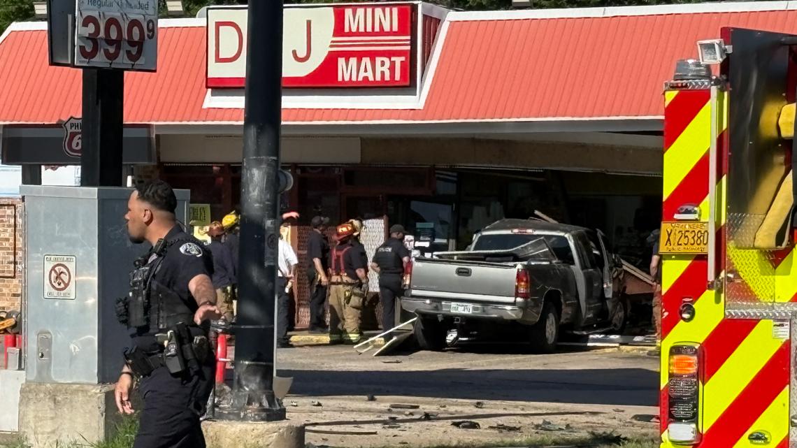 High-speed chase ends with crash into North Little Rock mini mart