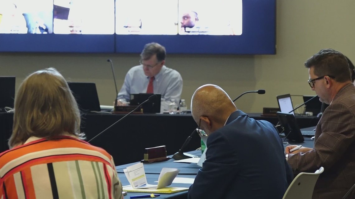 Little Rock directors vote against increasing their own salary