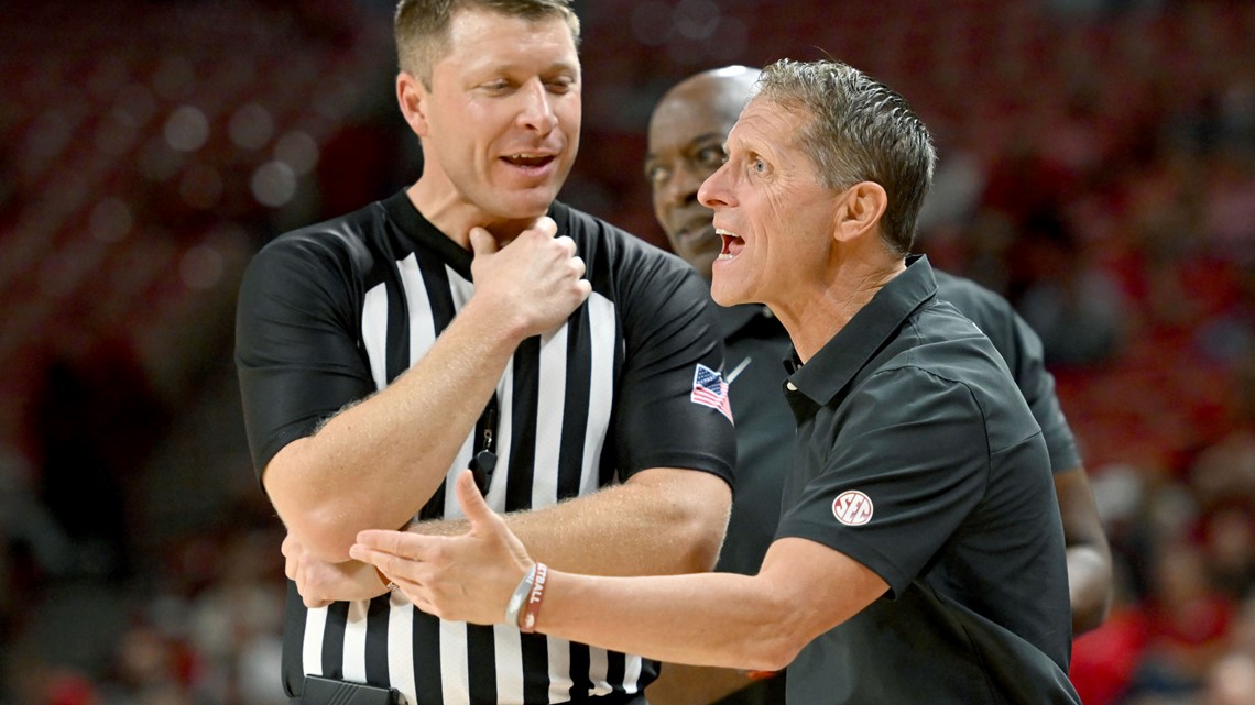 Arkansas drops third straight in blowout loss to Florida - Vimarsana News