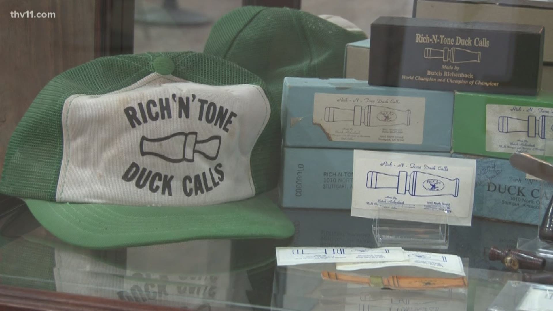 A popular duck call shop in Stuttgart has reopened after it burned down three years ago.