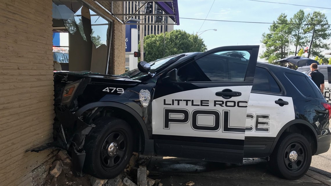 Little Rock police car crashes into building on corner of Chester and Capitol
