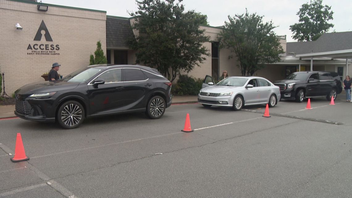 Arkansas school builds community through car-line drop-off