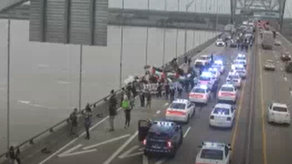 Manifestantes bloquean el tráfico en el puente Arkansas-Tennessee