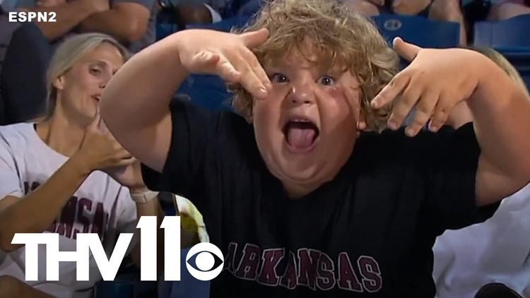 Young Razorback fan goes viral