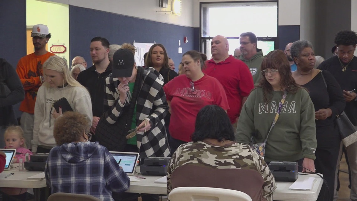 Early voters cast ballots at Sherwood church before deadline