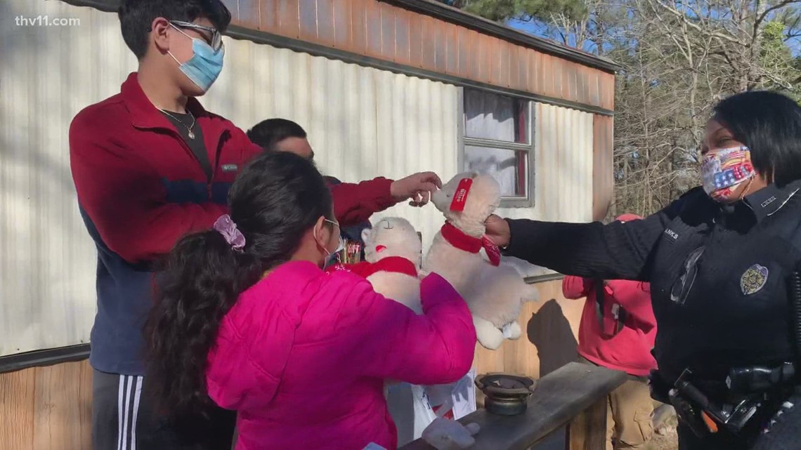 Little Rock police surprise kids with toys on Christmas Day - Vimarsana News