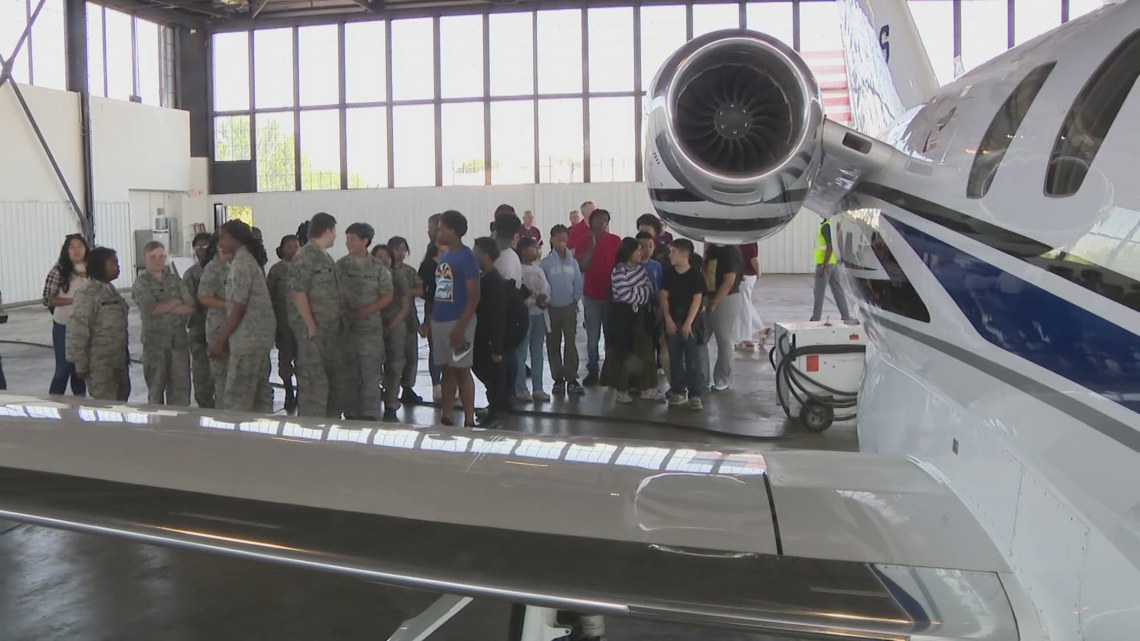 Clinton National Airport gives students look at aviation careers - Vimarsana News