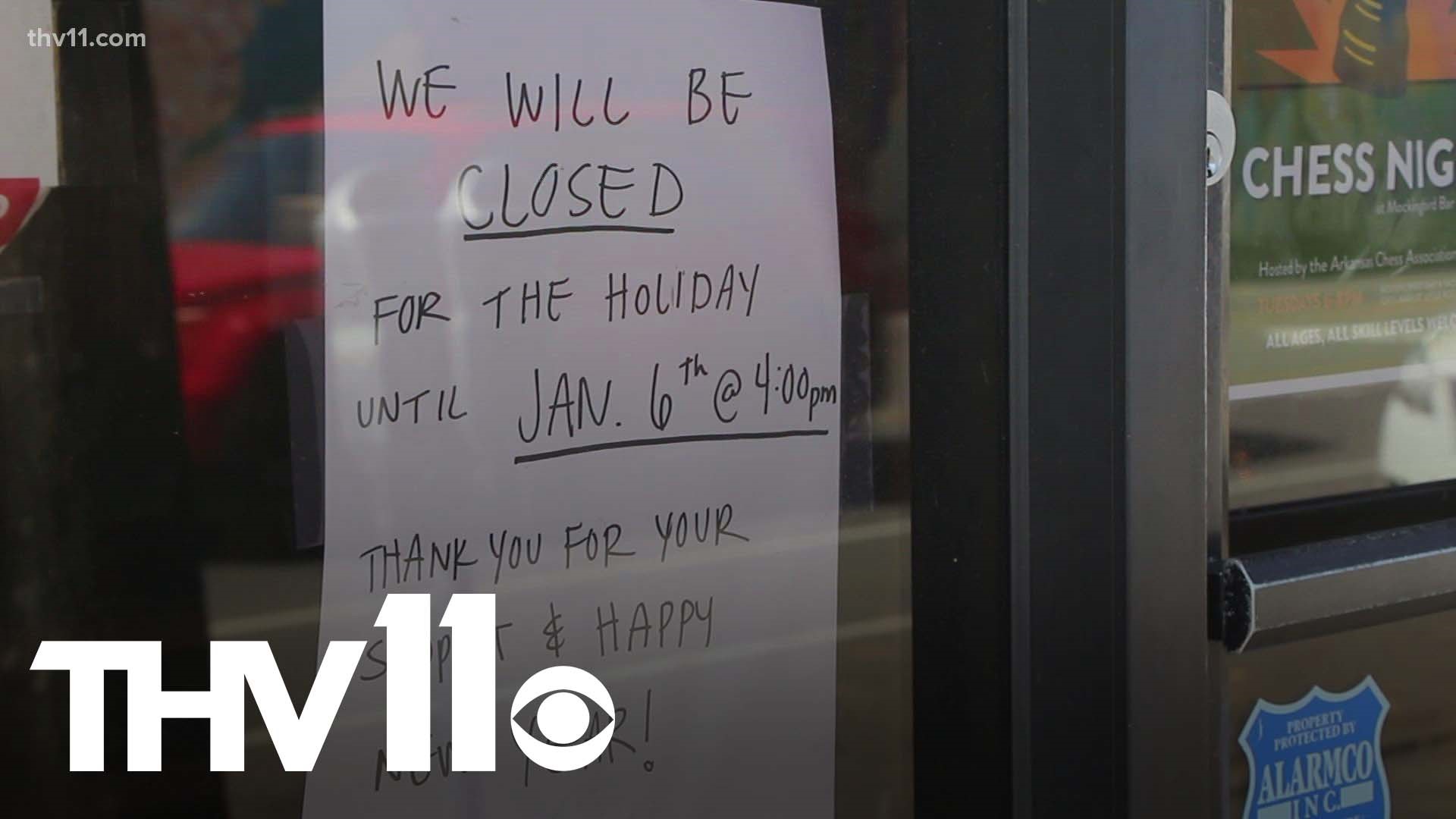 As the omicron variant continues to spread throughout the state, some restaurants are now being forced to close early, or even close entirely.
