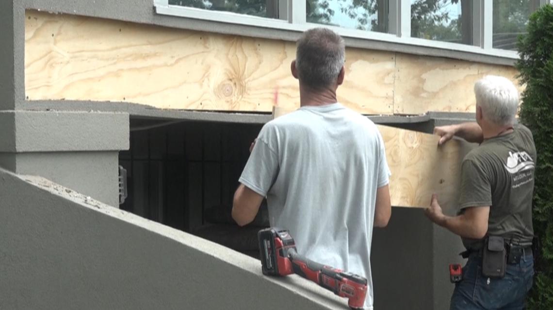 Construction crews in Arkansas work to stay safe in high temps