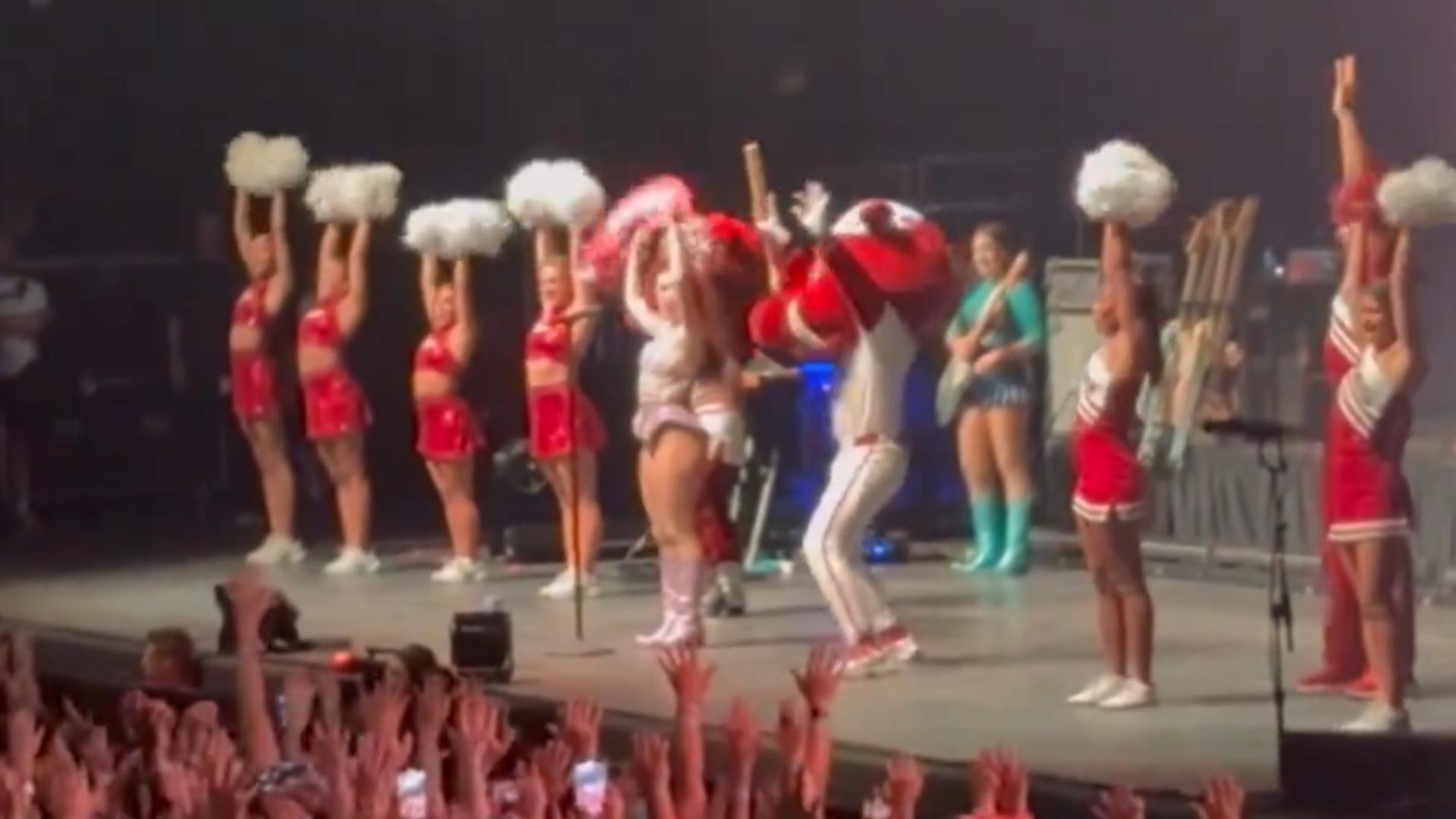 Chappell Roan honored the Arkansas Razorbacks during her Midwest Princess Tour, bringing the spirit team onstage and calling the Hogs at the Walmart AMP in Rogers.