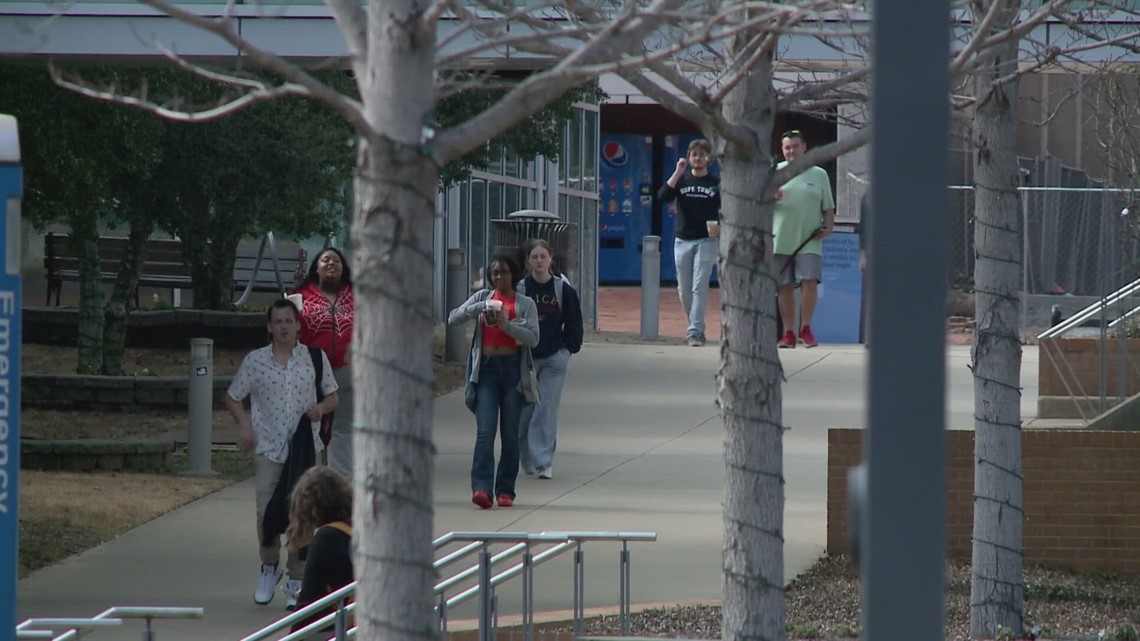 Arkansans struggle after student loan payments restart - Vimarsana News