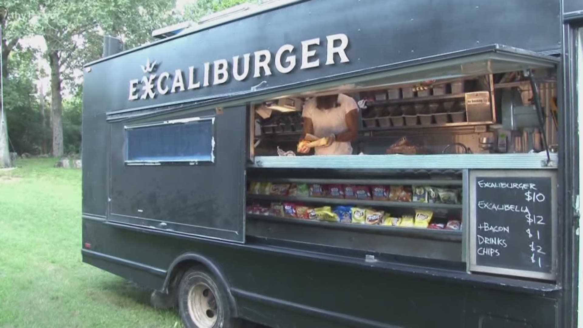 An Arkansan who's known for feeding people in need is opening his food truck once again to help feed federal workers.