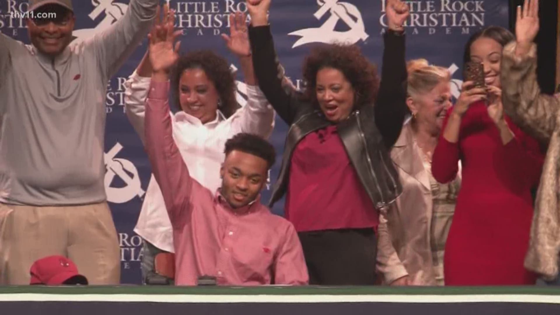 Justice Hill signs with Arkansas