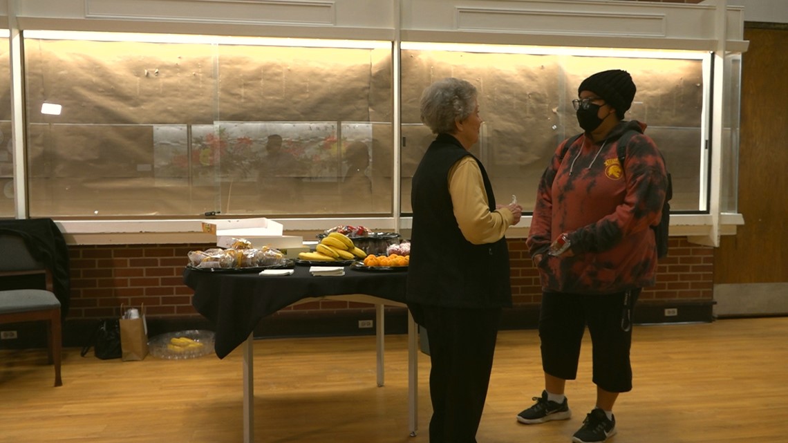 Ms. Shirley serves Arkansas tech students breakfast during finals - Vimarsana News