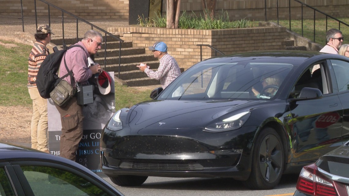 Parents concerned as anti-abortion group protests outside of Little Rock Central High School