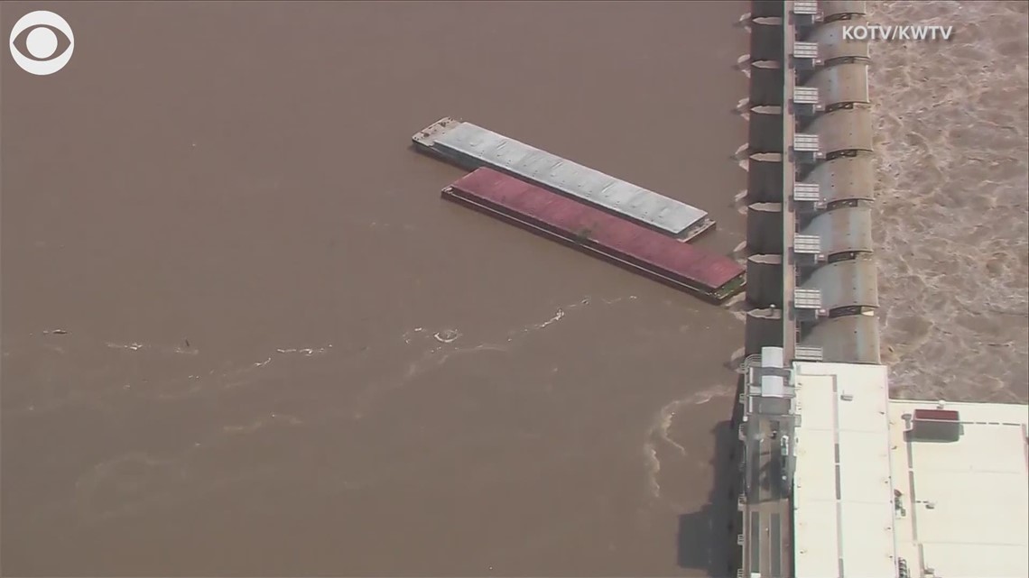 WATCH Barges on Arkansas River hit bers Falls Lock and Dam in