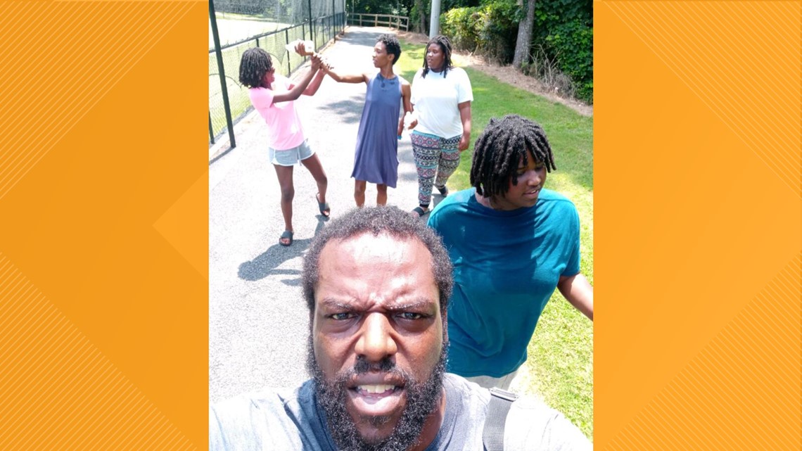 Strangers raise thousands for homeless dad, autistic daughters - Vimarsana News
